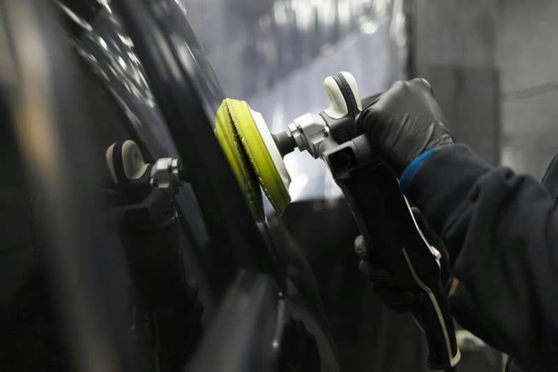 Car body polishing process at a detailing workshop